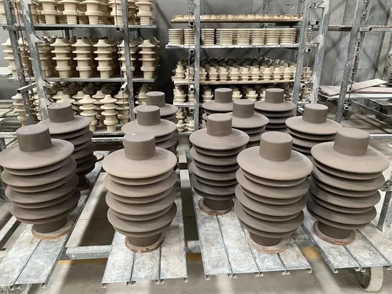 Isoladores de coluna de porcelana para linhas de transmissão